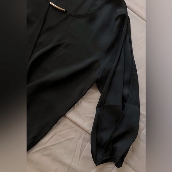 NWOT Trende Black Open Sleeve with Gold Chest Detail Classy Blouse - S - Picture 2 of 8